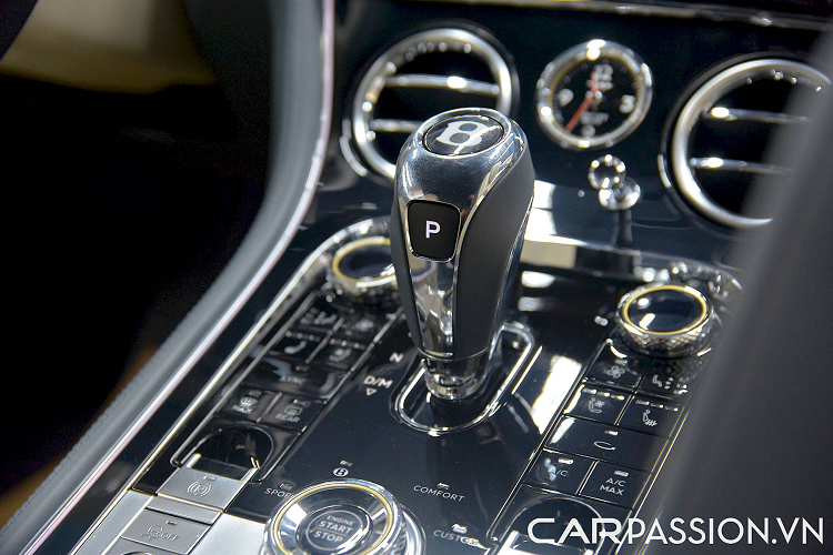 Hai màu da này được phối cho ghế ngồi, vô-lăng, bảng táp-lô và cửa xe. Đan xen vào đó là những mảng ốp gỗ veneer hoàn thiện 2 tông gồm màu hổ phách Liquid Amber phía trên và màu đen Grand Black phía dưới. Các loại vật liệu tự nhiên đều được tuyển chọn gắt gao và xử lý kỹ lưỡng.