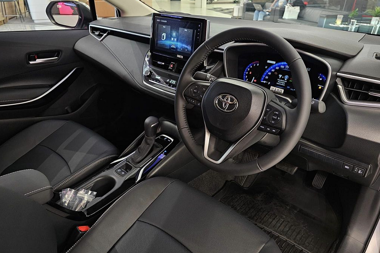 Bên trong cabin, bản 1.8 Sport bị cắt tính năng sạc không dây. Bản này vẫn dùng động cơ mã 2ZR-FBE, 4 xy-lanh, 1.8L, cho công suất 140 mã lực và mô-men xoắn 177 Nm, kết hợp hộp số tự động vô cấp CVT và hệ dẫn động cầu trToyota Corolla Altis HEV Premium 2023 cũng có những thay đổi ở ngoại hình và trang bị tiêu chuẩn như bản 1.8 Sport, nhưng có thêm đèn pha LED Projector. Phiên bản này cũng được trang bị hệ thống an toàn Toyota Safety Sense.