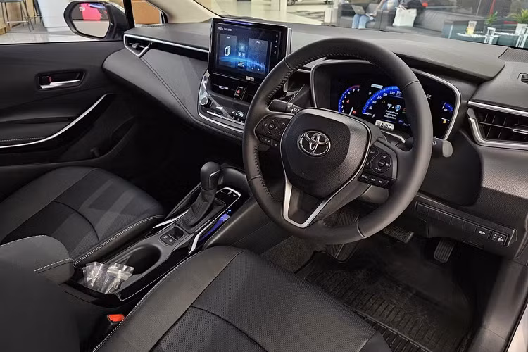 Bên trong cabin, bản 1.8 Sport bị cắt tính năng sạc không dây. Bản này vẫn dùng động cơ mã 2ZR-FBE, 4 xy-lanh, 1.8L, cho công suất 140 mã lực và mô-men xoắn 177 Nm, kết hợp hộp số tự động vô cấp CVT và hệ dẫn động cầu trToyota Corolla Altis HEV Premium 2023 cũng có những thay đổi ở ngoại hình và trang bị tiêu chuẩn như bản 1.8 Sport, nhưng có thêm đèn pha LED Projector. Phiên bản này cũng được trang bị hệ thống an toàn Toyota Safety Sense.