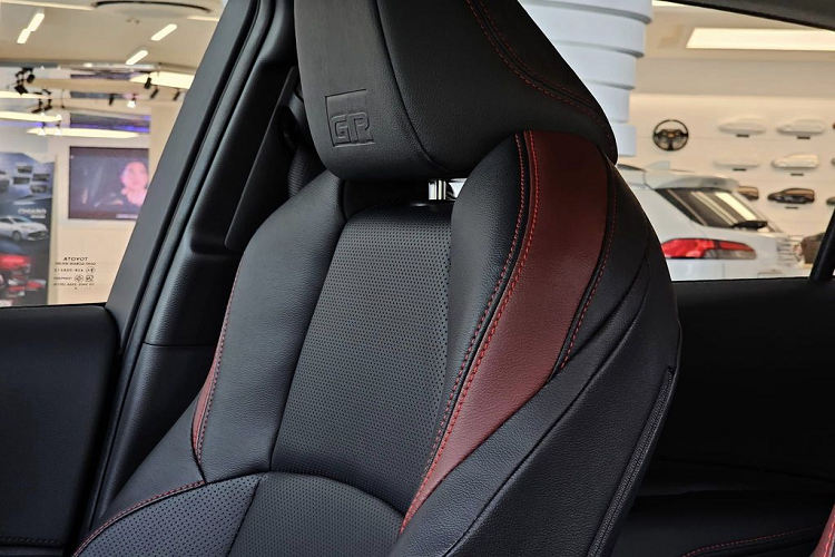 Ngoài ra, phiên bản này còn được bổ sung ốp sườn và cản sau GR Sport, mâm xe hợp kim GR Sport 17 inch. Không chỉ có ngoại thất, khoang cabin của Toyota Corolla Altis HEV GR Sport cũng có thiết kế thể thao hơn. Cụ thể, xe được trang bị ghế thể thao bọc da đen với điểm nhấn là chỉ thêu và logo GR màu đỏ.