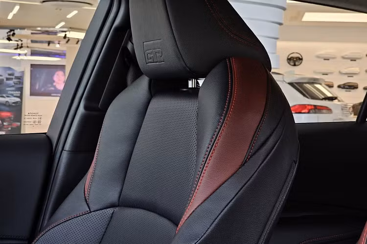 Ngoài ra, phiên bản này còn được bổ sung ốp sườn và cản sau GR Sport, mâm xe hợp kim GR Sport 17 inch. Không chỉ có ngoại thất, khoang cabin của Toyota Corolla Altis HEV GR Sport cũng có thiết kế thể thao hơn. Cụ thể, xe được trang bị ghế thể thao bọc da đen với điểm nhấn là chỉ thêu và logo GR màu đỏ.