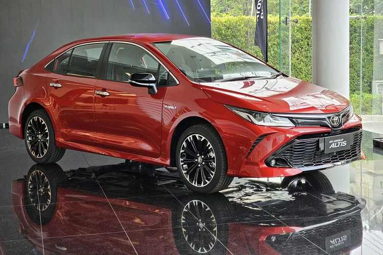 Trên Toyota Corolla Altis 1.6G tiêu chuẩn, xe được trang bị: bộ mâm 16 inch mới, cabin cũng được cải tiến với ghế bọc da đen, thêm màn hình hiển thị khi lùi, cảm biến sau, định vị âm thanh phía sau, chức năng chỉnh/gập ghế sau tỷ lệ 60:40, hệ thống âm thanh chỉ còn 4 loa (bản cũ có 6 loa), có tựa tay và khay đựng cốc.