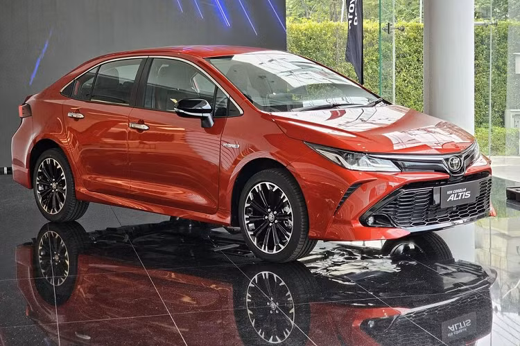 Trên Toyota Corolla Altis 1.6G tiêu chuẩn, xe được trang bị: bộ mâm 16 inch mới, cabin cũng được cải tiến với ghế bọc da đen, thêm màn hình hiển thị khi lùi, cảm biến sau, định vị âm thanh phía sau, chức năng chỉnh/gập ghế sau tỷ lệ 60:40, hệ thống âm thanh chỉ còn 4 loa (bản cũ có 6 loa), có tựa tay và khay đựng cốc.