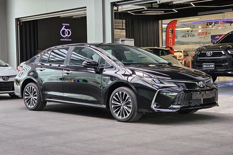 Toyota Corolla Altis 2023 nâng cấp không có nhiều thay đổi về mặt thiết kế, chủ yếu chiếc sedan hạng C chỉ được nâng cấp về trạng bị, tiện nghi. Cụ thể, tất cả các phiên bản Toyota Corolla Altis 2023 đều được trang bị tiêu chuẩn: màn hình cảm ứng 9 inch mới, hỗ trợ Apple CarPlay và Android Auto, 4 cổng USB-C, 1 cổng USB-A, dịch vụ kết nối T-Connect, hệ thống ra vào thông minh (Smart Entry) trên cửa ghế lái và ghế hành khách phía sau.