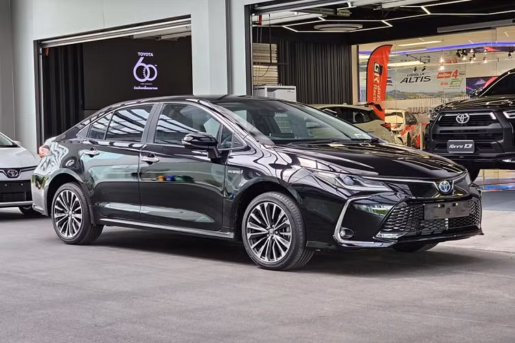 Toyota Corolla Altis 2023 nâng cấp không có nhiều thay đổi về mặt thiết kế, chủ yếu chiếc sedan hạng C chỉ được nâng cấp về trạng bị, tiện nghi. Cụ thể, tất cả các phiên bản Toyota Corolla Altis 2023 đều được trang bị tiêu chuẩn: màn hình cảm ứng 9 inch mới, hỗ trợ Apple CarPlay và Android Auto, 4 cổng USB-C, 1 cổng USB-A, dịch vụ kết nối T-Connect, hệ thống ra vào thông minh (Smart Entry) trên cửa ghế lái và ghế hành khách phía sau.