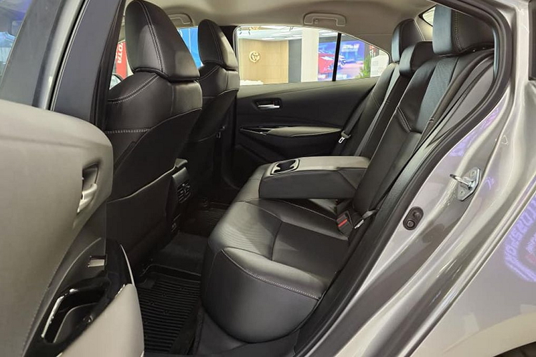 Về trang bị tiện ích, phiên bản này được bổ sung: điều hòa tự động hai vùng, đồng hồ Full LCD 12,3 inch có thể thay đổi 4 kiểu hiển thị, hiển thị thông tin lên kính lái HUD, vô lăng và hệ thống treo được tinh chỉnh, đồng thời trang bị thanh ổn định phía sau giúp giảm độ rung lắc thân xe khi vào cua.