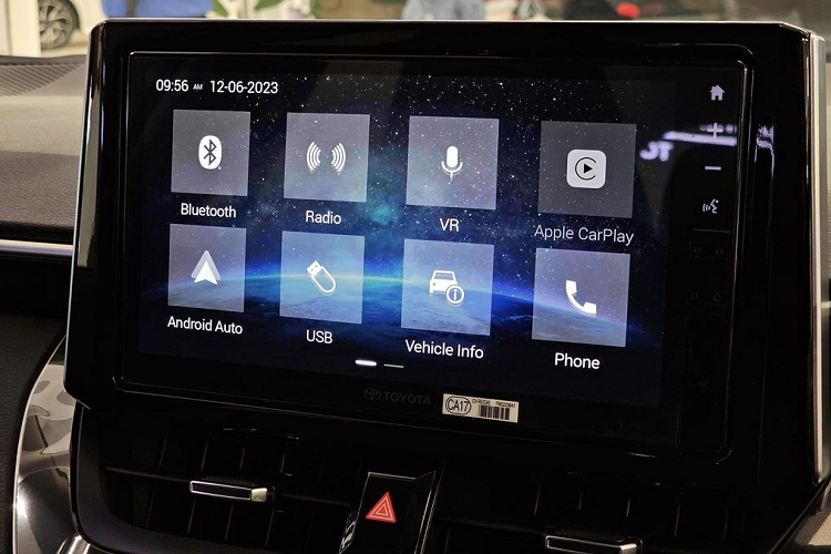 Điểm khác biệt là mẫu xe này sử dụng động cơ hybrid, với động cơ xăng 4 xy-lanh 1.8L, kết hợp cùng mô-tơ điện, hộp số e-CVT. Mức tiêu hao nhiên liệu trung bình của phiên bản này là 4,29 lít/100 km (khi sử dụng chế độ Eco). Toyota Corolla Altis HEV GR Sport là phiên bản cao cấp nhất. Theo đó, chiếc sedan hạng C sẽ có ngoại hình thể thao hơn, với cản trước và lưới tản nhiệt GR Sport, ốp gương chiếu hậu sơn đen.