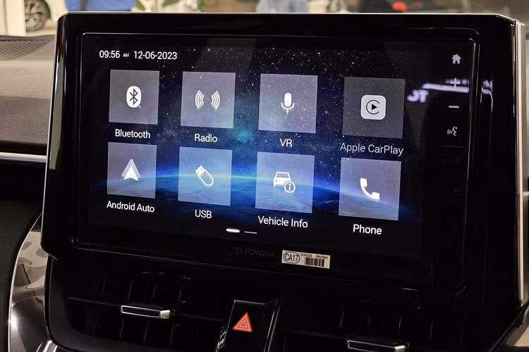 Điểm khác biệt là mẫu xe này sử dụng động cơ hybrid, với động cơ xăng 4 xy-lanh 1.8L, kết hợp cùng mô-tơ điện, hộp số e-CVT. Mức tiêu hao nhiên liệu trung bình của phiên bản này là 4,29 lít/100 km (khi sử dụng chế độ Eco). Toyota Corolla Altis HEV GR Sport là phiên bản cao cấp nhất. Theo đó, chiếc sedan hạng C sẽ có ngoại hình thể thao hơn, với cản trước và lưới tản nhiệt GR Sport, ốp gương chiếu hậu sơn đen.