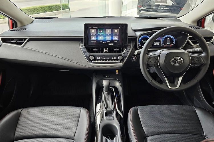 Phiên bản Toyota Corolla Altis 1.8 Sport có những thay đổi nhỏ ở thiết kế như: lưới tản nhiệt đa giác mới, đèn sương mù tái thiết kế với viền mạ crôm, mâm xe hợp kim 17 inch thiết kế mới. Phiên bản này được bổ sung thêm gói công nghệ an toàn Toyota Safety Sense, bao gồm: đèn pha tự động chỉnh góc chiếu, cảnh báo va chạm, phanh tự động, cảnh báo chệch làn, hỗ trợ giữ làn và ga tự động thông minh