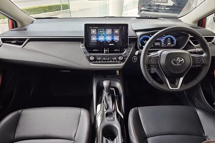 Phiên bản Toyota Corolla Altis 1.8 Sport có những thay đổi nhỏ ở thiết kế như: lưới tản nhiệt đa giác mới, đèn sương mù tái thiết kế với viền mạ crôm, mâm xe hợp kim 17 inch thiết kế mới. Phiên bản này được bổ sung thêm gói công nghệ an toàn Toyota Safety Sense, bao gồm: đèn pha tự động chỉnh góc chiếu, cảnh báo va chạm, phanh tự động, cảnh báo chệch làn, hỗ trợ giữ làn và ga tự động thông minh