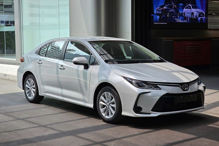 Mới đây, Toyota vừa cho ra mắt Corolla Altis đời 2023 tại Đông Nam Á, cụ thể là thị trường Thái Lan. Theo đó ở xứ sở chùa Vàng, Toyota Corolla Altis 2023 mới có 4 phiên bản: 1.6G, 1.8 Sport, HEV Premium và HEV GR Sport, giá bấn lần lượt là 849.000 baht (khoảng 577 triệu đồng), 979.000 baht (665 triệu đồng), 1.009.000 baht (685 ) và 1.129.000 baht (767 triệu triệu đồng).