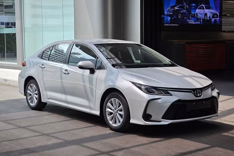 Mới đây, Toyota vừa cho ra mắt Corolla Altis đời 2023 tại Đông Nam Á, cụ thể là thị trường Thái Lan. Theo đó ở xứ sở chùa Vàng, Toyota Corolla Altis 2023 mới có 4 phiên bản: 1.6G, 1.8 Sport, HEV Premium và HEV GR Sport, giá bấn lần lượt là 849.000 baht (khoảng 577 triệu đồng), 979.000 baht (665 triệu đồng), 1.009.000 baht (685 ) và 1.129.000 baht (767 triệu triệu đồng).
