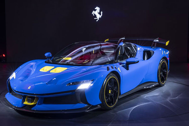 Hai mẫu siêu xe Ý được sản xuất với số lượng giới hạn chỉ 799 chiếc, giá xe Ferrari SF90 XX Stradale niêm yết là 770.000 Euro (khoảng 19,83 tỷ đồng), trong khi hai con số tương ứng của bản Spider là 599 chiếc và 850.000 Euro (21,89 tỷ đồng). Đáng chú ý, tất cả số xe đều đã được bán hết từ trước khi hãng công bố ra mắt.