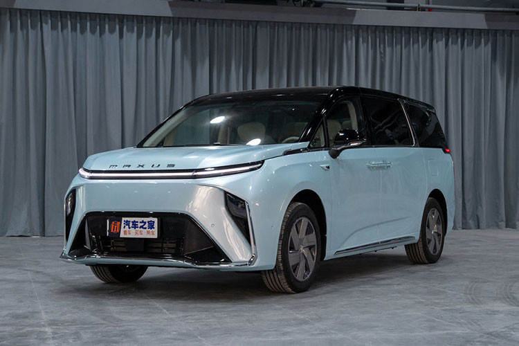 Cụ thể, vào ngày 30/6 /2023 vừa qua, SAIC Motors đã giới thiệu ra thị trường chiếc Maxus Mifa 9 2023 chạy điện với tổng cộng 5 mẫu với mức giá dao động từ 195.900 nhân dân tệ đến 325.900 nhân dân tệ (tương đương 633 triệu đồng đến 1 tỷ đồng).
