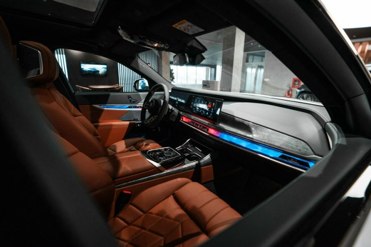 Khu vực đầu xe gây ấn tượng với lưới tản nhiệt hình quả thận đôi cỡ lớn và hệ thống đèn pha hai tầng tích hợp công nghệ LED thích ứng. Ngoài ra, xe còn được trang bị tay nắm cửa dạng ẩn, vành hợp kim 20 inch và cụm đèn hậu LED kéo dài sang hai bên sườn.