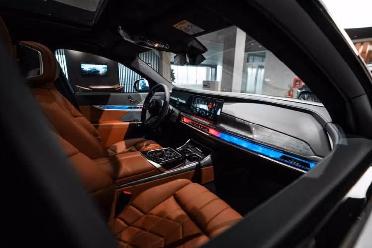 Khu vực đầu xe gây ấn tượng với lưới tản nhiệt hình quả thận đôi cỡ lớn và hệ thống đèn pha hai tầng tích hợp công nghệ LED thích ứng. Ngoài ra, xe còn được trang bị tay nắm cửa dạng ẩn, vành hợp kim 20 inch và cụm đèn hậu LED kéo dài sang hai bên sườn.