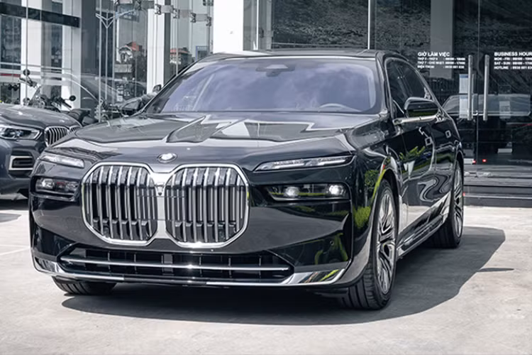 Nội thất BMW 7-Series 2023 được trang bị nhiều công nghệ cao cấp. Chính giữa là cụm màn hình đôi, gồm màn hình trung tâm 14,9 inch và màn hình đồng hồ 12,3 inch tích hợp hệ điều hành iDrive8 mới nhất.