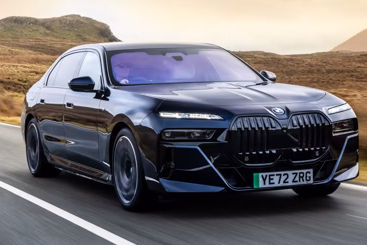 Những trang bị đáng chú ý khác của xe gồm có ghế trước chỉnh điện, ngả lưng, làm mát chủ động và massage, hệ thống điều hoà 4 vùng độc lập, cửa sổ trời toàn cảnh Panorama, lẫy gạt chuyển số bằng pha lê tinh xảo, sạc điện thoại không dây, phanh tay điện tử.