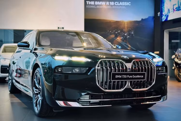  BMW 7-Series 2023 mới ra mắt lần đầu tiên tại Việt Nam tháng 4/2023 với giá 5,199-6,599 tỷ đồng. Theo thông tin cập nhật từ web hãng và đại lý, mẫu xe BMW 7-Series 2023 đã được nhà phân phối điều chỉnh 300-450 triệu đồng so với tháng trước, về mức 4,499-6,049 tỷ đồng.