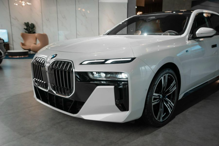Mức giá xe BMW 7-Series 2023 rẻ hơn đáng kể so với hai đối thủ cạnh tranh trực tiếp là Mercedes-Benz S-Class (5,039 - 5,559 tỷ đồng) và Lexus LS (7,65 - 8,36 tỷ đồng). Ra mắt Việt Nam vào cuối tháng 4/2023, BMW 7-Series 2023 sở hữu kích thước lớn hơn và thiết kế lột xác so với thế hệ trước.