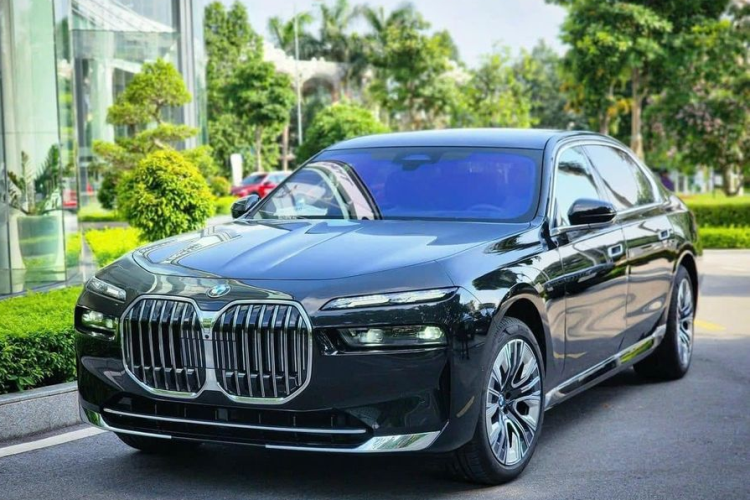 Trước đó, BMW cũng đã công bố điều chỉnh giảm giá BMW 7-Series và hàng loạt mẫu xe khác tại thị trường Việt Nam vào hồi tháng 7 năm nay. Sau hai đợt giảm giá, BMW 7-Series 2023 đã giảm tổng cộng 550-700 triệu đồng so với giá niêm yết tại thời điểm mới ra mắt.