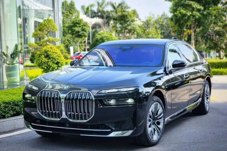 Trước đó, BMW cũng đã công bố điều chỉnh giảm giá BMW 7-Series và hàng loạt mẫu xe khác tại thị trường Việt Nam vào hồi tháng 7 năm nay. Sau hai đợt giảm giá, BMW 7-Series 2023 đã giảm tổng cộng 550-700 triệu đồng so với giá niêm yết tại thời điểm mới ra mắt.