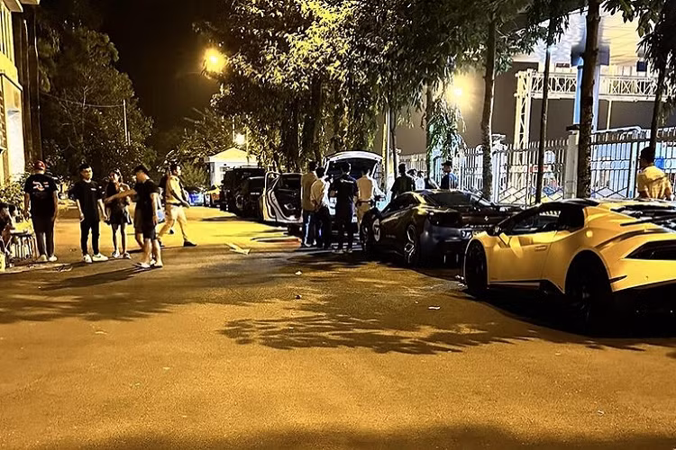 Trong số các siêu xe bị CSGT tuýt còi có những mẫu xe nổi bật như McLaren 720S N-Largo của hãng Novitec, siêu xe Lamborghini Huracan LP610-4, Ferrari F8, Ferrari 488 Spider. Ngoài ra còn có Audi R8 V10 Plus, McLaren 650S Coupe, siêu xe mui trần McLaren 720S Spider, Porsche 911 (2 chiếc), Maserati GranTurismo, Ferrari 488 GTB và hơn 5 chiếc xe SUV hạng sang Mercedes-AMG G63...