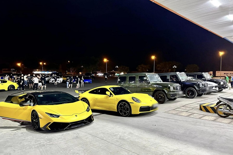 3 chiếc SUV hạng sang Mercedes-AMG G63 cùng Porsche 911 và Lamborghini Huracan LP610-4 màu vàng