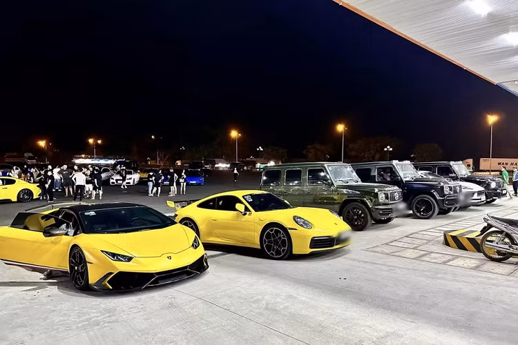 3 chiếc SUV hạng sang Mercedes-AMG G63 cùng Porsche 911 và Lamborghini Huracan LP610-4 màu vàng