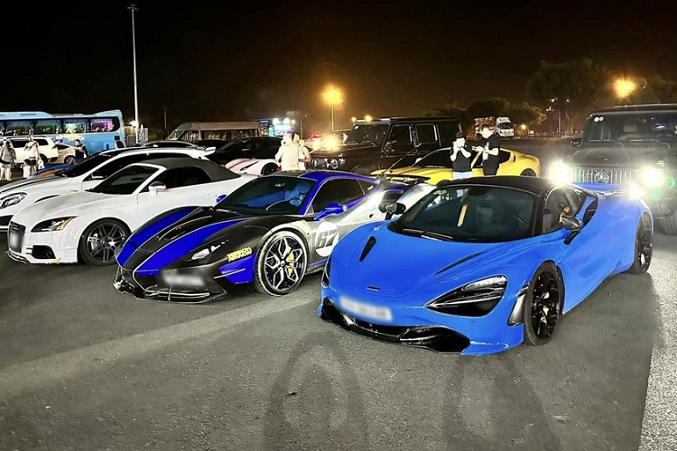 Trong đoàn còn có siêu xe mui trần McLaren 720S Spider, Ferrari 488 GTB màu xanh và 2 xe Mercedes-AMG G63. Tổng xe G63 thế hệ mới phải trên 5 chiếc.