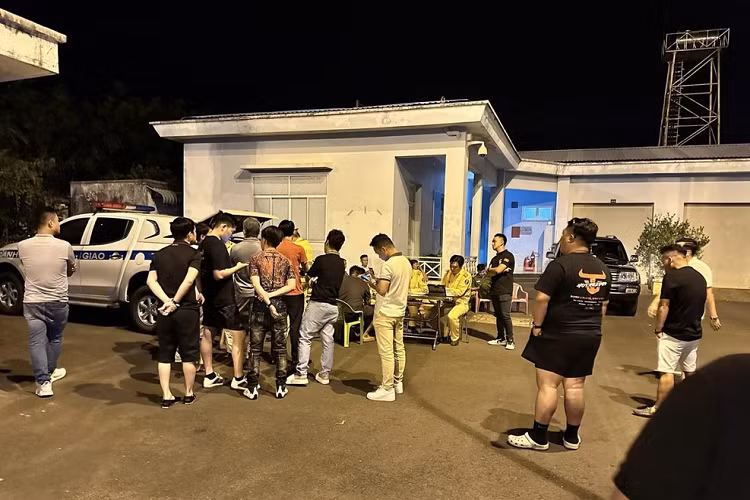 Một số hình ảnh khác cũng cho thấy, có nhiều siêu xe bị cảnh sát bắt về đồn để tiện cho việc xử lý. Thông tin chúng tôi biết, nhóm chơi xe này đang trên đường di chuyển từ TP.HCM đi Phan Thiết, tỉnh Bình Thuận để tham dự ngày hội xe môtô phân khối lớn diễn ra tại đây, khi đến cao tốc Tp.HCM - Long Thành - Dầu Giây đã bị cảnh sát giao thông "tuýt còi".