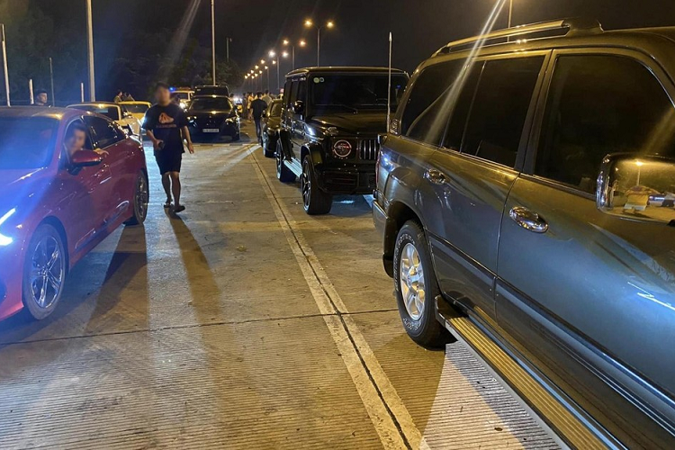 Tối ngày 24/2 vừa qua, trên mạng xã hội xuất hiện nhiều đoạn video quay lại cảnh hàng chục chiếc xe thể thao, SUV hạng sang và siêu xe tiền tỷ của đại gia Việt bị cảnh sát giao thông yêu cầu dừng xe, tấp vào lề đường trên cao tốc TP HCM - Long Thành - Dầu Giây.