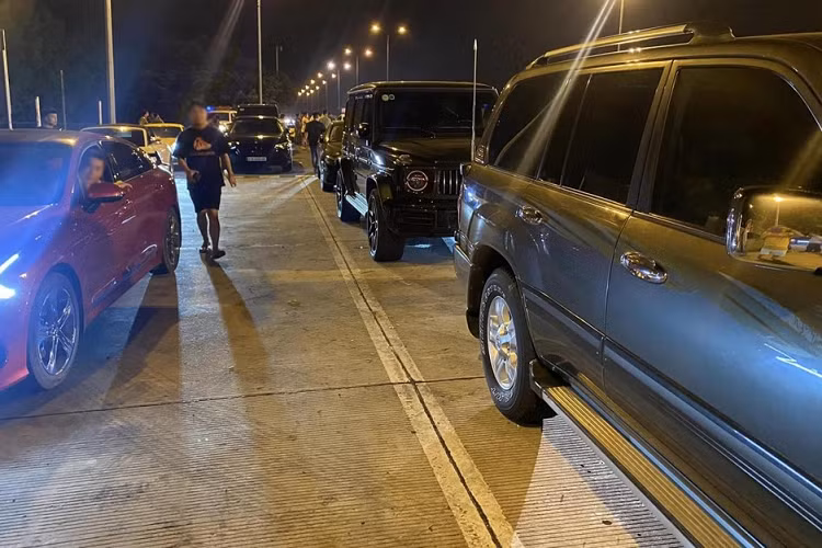 Tối ngày 24/2 vừa qua, trên mạng xã hội xuất hiện nhiều đoạn video quay lại cảnh hàng chục chiếc xe thể thao, SUV hạng sang và siêu xe tiền tỷ của đại gia Việt bị cảnh sát giao thông yêu cầu dừng xe, tấp vào lề đường trên cao tốc TP HCM - Long Thành - Dầu Giây.
