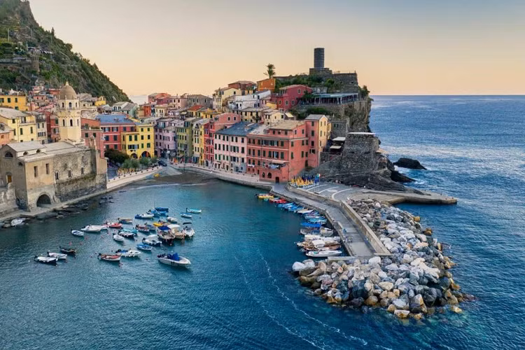 Rolls-Royce Phantom Cinque Terre siêu sang sở hữu những điểm nhấn mang đậm văn hóa nước Ý. Chiếc xe siêu sang khoác lên mình lớp sơn ngoại thất màu xanh Địa Trung Hải, kết hợp với các đường Coachline dọc hai bên thân xe và họa tiết hình quả nho được vẽ tay cực kỳ tinh xảo.