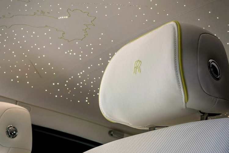 Trong khi đó, nội thất của chiếc Phantom đặc biệt được hoàn thiện bằng màu trắng Grace kết hợp với xanh navy và các điểm nhấn màu trắng hoa nhài. Tấm ốp cửa sau được trang trí bằng chi tiết cành nho được tạo thành từ 9.215 mũi khâu và đó không chỉ là những mũi khâu thông thường.