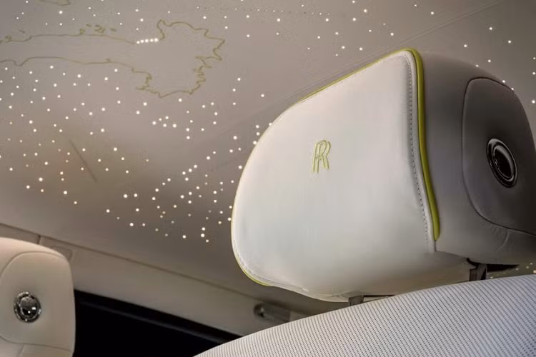 Trong khi đó, nội thất của chiếc Phantom đặc biệt được hoàn thiện bằng màu trắng Grace kết hợp với xanh navy và các điểm nhấn màu trắng hoa nhài. Tấm ốp cửa sau được trang trí bằng chi tiết cành nho được tạo thành từ 9.215 mũi khâu và đó không chỉ là những mũi khâu thông thường.