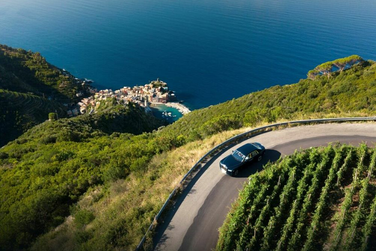 Hình ảnh Cinque Terre còn được tái hiện trong cabin của chiếc Rolls-Royce Phantom thông qua một bức vẽ thủ công ở khu vực mặt taplo. Bức tranh này được phác thảo bằng kỹ thuật số, sau đó được vẽ thủ công bằng sơn acrylic gốc nước và hoàn thiện bằng lớp sơn mài trong suốt.