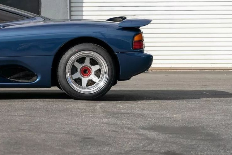 Walkinshaw đã nhìn thấy ở XJR-9 tiềm năng không chỉ để giành chiến thắng trong các cuộc đua mà còn là nền tảng của supercar độc quyền và tập trung vào hiệu suất. Vào tháng 11/1990, JaguarSport thông báo với thế giới về việc giới thiệu XJR-15—số lượng giới hạn 50 xe được chế tạo theo khuôn mẫu của D-Type, kết hợp công nghệ xe đua với các giá trị cốt lõi trong các cuộc đua sức bền.