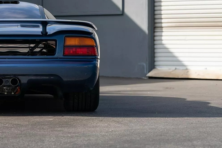 Chiếc XJR-15 này mang đến cơ hội sở hữu gần như độc nhất về chiếc xe đua đường trường Le Mans nổi tiếng của Jaguar và tất cả chỉ với một phần nhỏ giá trị của chiếc McLaren F1 tương đương ra đời 3 năm sau đó.