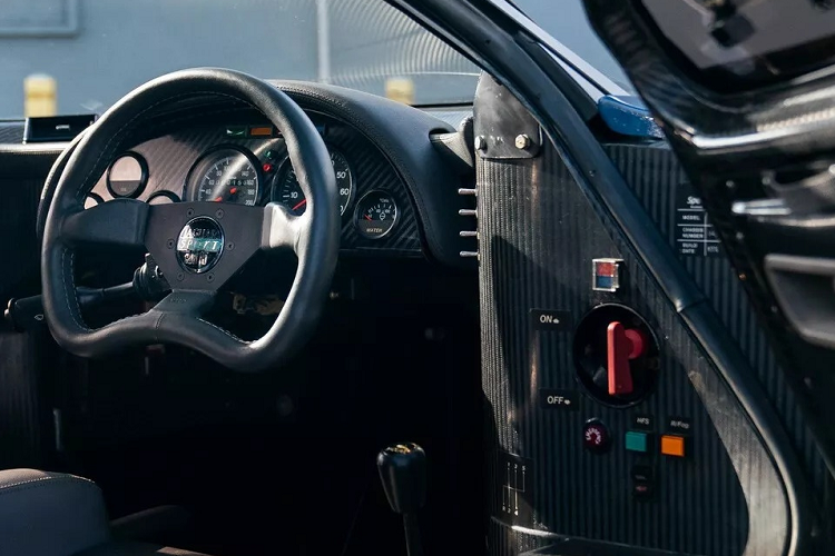 Mỗi xe được bán ra sẽ được chế tác nghiêm ngặt như chiếc xe đua, tuy nhiên do là xe thương mại nên sẽ có ghế đôi và được đăng ký di chuyển trên đường. Lấy cảm hứng từ chiếc XJR-9 từng đoạt giải Le Mans, XJR-15 phần khung liền khối bằng sợi carbon do Jim Router và David Fullerton thiết kế, mang lại cho chiếc xe bản thương mại nhiều không gian hơn, khu vực giữa ghế lái và phụ được làm rộng hơn.