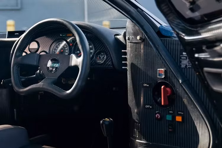 Mỗi xe được bán ra sẽ được chế tác nghiêm ngặt như chiếc xe đua, tuy nhiên do là xe thương mại nên sẽ có ghế đôi và được đăng ký di chuyển trên đường. Lấy cảm hứng từ chiếc XJR-9 từng đoạt giải Le Mans, XJR-15 phần khung liền khối bằng sợi carbon do Jim Router và David Fullerton thiết kế, mang lại cho chiếc xe bản thương mại nhiều không gian hơn, khu vực giữa ghế lái và phụ được làm rộng hơn.