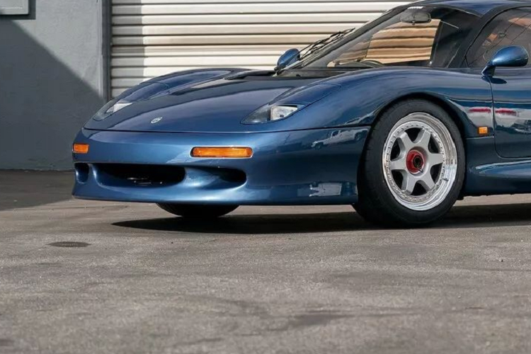 Siêu xe đáng chú ý này đã được đăng ký với DVLA vào tháng 4/2019 và được trang bị bình chữa cháy cắm trong ống nước và trục vô lăng trả lái nhanh với chi phí 3.283 bảng Anh. Các hóa đơn đến từ Historic Racing Engineering Ltd. Quá trình bảo dưỡng định kỳ mở rộng đã được thực hiện vào tháng 9/2019 với tổng chi phí là 11.301 bảng Anh, bao gồm việc thay thế phớt dầu trục khuỷu của động cơ và buộc tháo phải hạ động cơ V-12 ra khỏi khung xe.