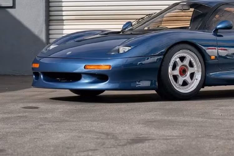 Siêu xe đáng chú ý này đã được đăng ký với DVLA vào tháng 4/2019 và được trang bị bình chữa cháy cắm trong ống nước và trục vô lăng trả lái nhanh với chi phí 3.283 bảng Anh. Các hóa đơn đến từ Historic Racing Engineering Ltd. Quá trình bảo dưỡng định kỳ mở rộng đã được thực hiện vào tháng 9/2019 với tổng chi phí là 11.301 bảng Anh, bao gồm việc thay thế phớt dầu trục khuỷu của động cơ và buộc tháo phải hạ động cơ V-12 ra khỏi khung xe.