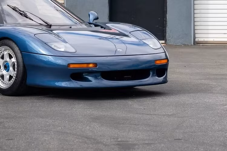 Tuy nhiên tối ngày 12/2/1957, một đám cháy bùng phát tại nhà máy Browns Lane của Jaguar và thiêu rụi 9 trong số 25 chiếc xe đang trong các giai đoạn hoàn thiện khác nhau. Đồng nghĩa kết thúc quá trình sản xuất phiên bản XKSS, sau đó Jaguar đã chuyển đổi sang hai loại D-Types khác không nằm trong quá trình sản xuất XKSS ban đầu.