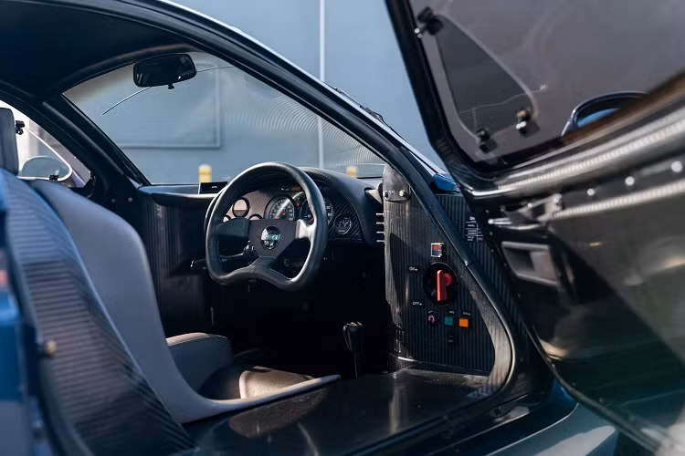 Công ty Coventry đã treo vinh quang và không quay trở lại La Sarthe trong ba thập kỷ. Điều đó đã thay đổi khi chủ tịch Jaguar John Egan lên nắm quyền vào năm 1980. Đặt mục tiêu vị trí dẫn đầu vào lĩnh vực đua xe thể thao hiện đại với sự hợp tác của Tom Walkinshaw Racing.