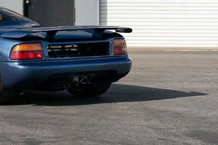 Kết quả cuối cùng là một cỗ máy có hiệu suất sánh ngang với những chiếc siêu xe nhanh nhất thế giới. Khả năng tăng tốc 0-100 km/h dưới 4 giây và tốc độ tối đa 215 km/h để bất kỳ chủ sở hữu nào cũng có thể sống hết mình với giấc mơ la hét trên đường Mulsanne.