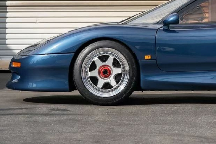 Hệ thống treo XJR-9 xương đòn được gia cố, bộ giảm chấn lò xo thanh đẩy ngang ở phía trước và lò xo cuộn ở phía sau, trong khi ở mỗi góc, phanh đĩa kết hợp với kẹp phanh 4 Piston. Trong khi đó, thân xe được thiết kế bởi Peter Stevens, được làm từ hỗn hợp giữa sợi carbon và Kevlar.