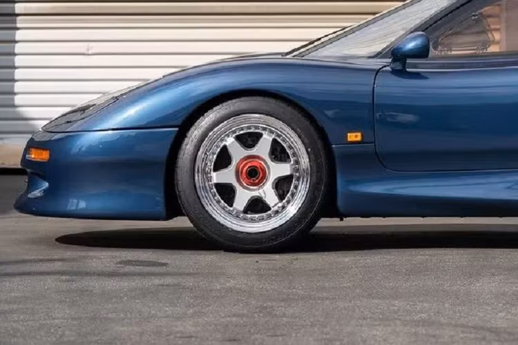 Hệ thống treo XJR-9 xương đòn được gia cố, bộ giảm chấn lò xo thanh đẩy ngang ở phía trước và lò xo cuộn ở phía sau, trong khi ở mỗi góc, phanh đĩa kết hợp với kẹp phanh 4 Piston. Trong khi đó, thân xe được thiết kế bởi Peter Stevens, được làm từ hỗn hợp giữa sợi carbon và Kevlar.