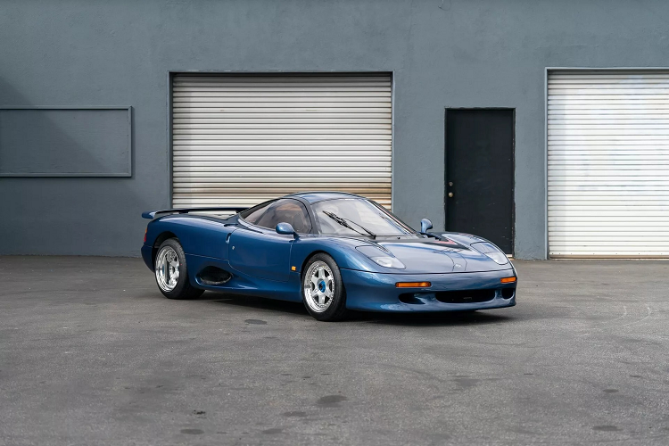 Chiếc Jaguar XJR-15 đời 1991 được bán đấu giá có lớp sơn ngoại thất màu xanh Mauritius Blue Metallic. Có tổng cộng 53 chiếc xe XJR-15 được sản xuất và chỉ có 27 xe được làm với thông số kỹ thuật bản thương mại, còn lại chỉ dùng trong đường đua. Được biết, chiếc Jaguar XJR-15 sắp được bán đấu giá có số khung gầm "042" và chủ nhân là nhà sưu tập ở châu Á vào tháng 7/1991.