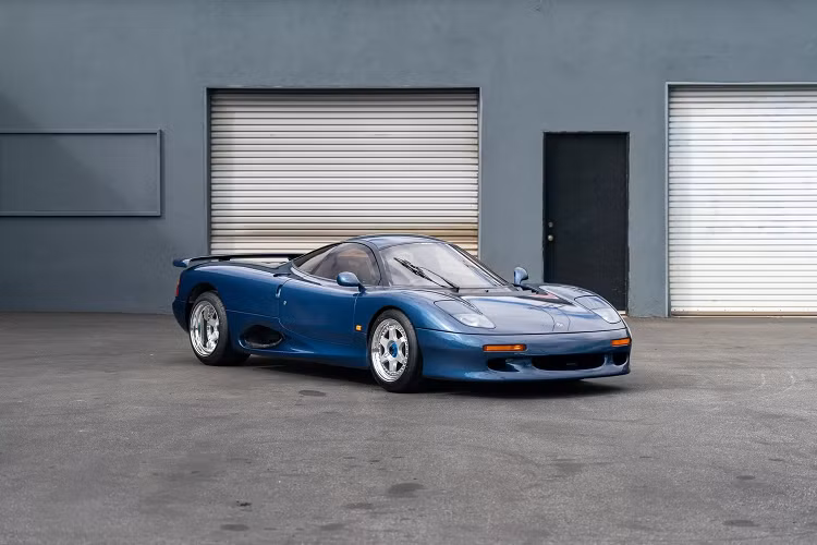 Chiếc Jaguar XJR-15 đời 1991 được bán đấu giá có lớp sơn ngoại thất màu xanh Mauritius Blue Metallic. Có tổng cộng 53 chiếc xe XJR-15 được sản xuất và chỉ có 27 xe được làm với thông số kỹ thuật bản thương mại, còn lại chỉ dùng trong đường đua. Được biết, chiếc Jaguar XJR-15 sắp được bán đấu giá có số khung gầm "042" và chủ nhân là nhà sưu tập ở châu Á vào tháng 7/1991.
